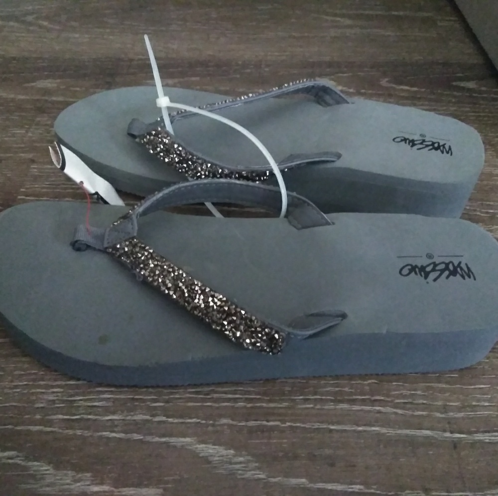 Mossimo  flip flops